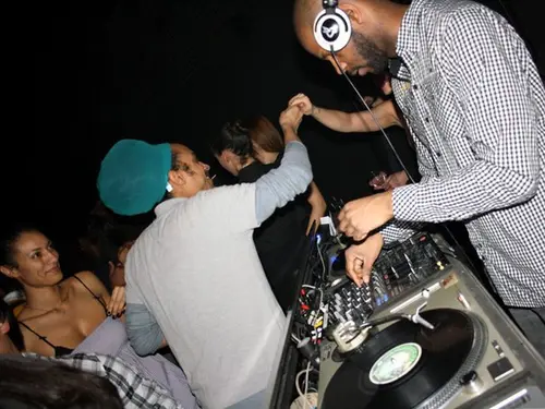 Photo 6 de Clubbing & Bar Tausend (2010)